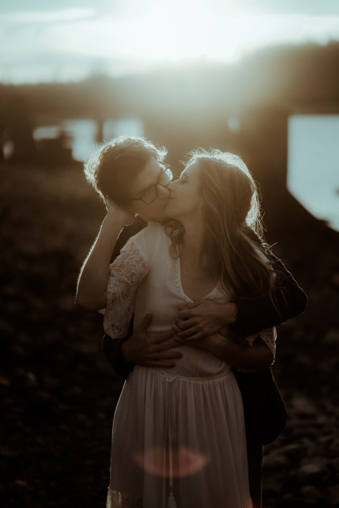 photo d'un couple s'embrassant au coucher de soleil. Photo de couple fiançailles prise en montagne par la photographe de couple Gaétane Glize. Photographe dans les landes et au pays basque.