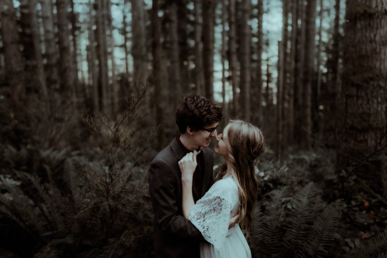 Photo d'un couple dans la forêt de pins dans les landes. Le couple a fait cette séance photo pour fêter leurs fiançailles.