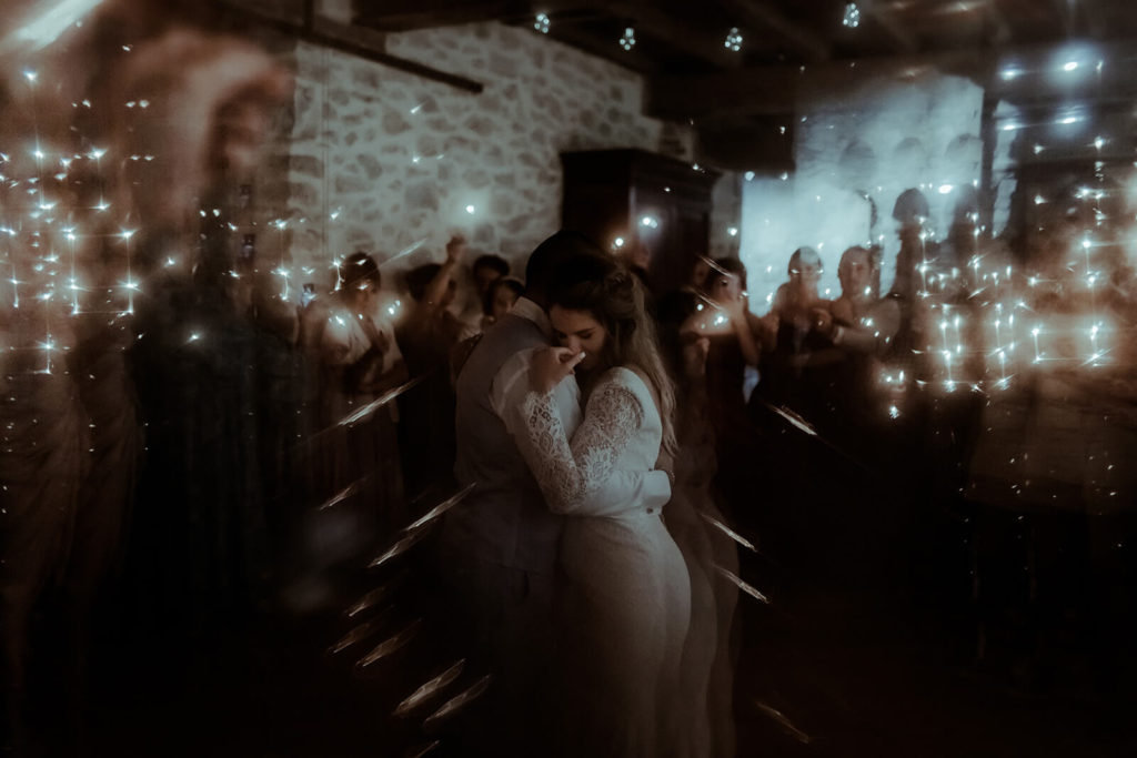 La première danse des mariés capturée par la photographe de mariage Gaétane Glize dans les Landes.