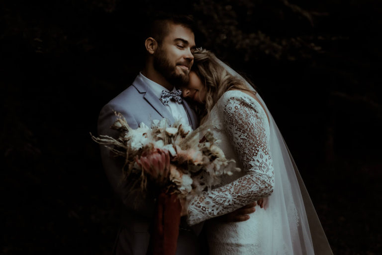 Un moment intimiste et tendre entre les mariés capturé par la photographe de mariage Gaétane Glize dans les Landes.