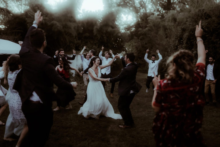 Un moment festif et de joie capturé par la photographe de mariage Gaétane Glize dans les Landes.