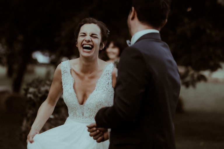 La mariée rit aux éclats lors du cocktail de son mariage. Un moment de joie capturé par la photographe de mariage Gaétane Glize dans les Landes.