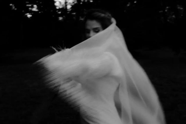Douceur. Poésie. Sensibilité.  Voici comment je définirais mon travail en 3 mots.  Et vous, quels sont les 3 mots que vous inspirent mon univers ?  La douceur : un geste tendre, un mot d’amour, une caresse délicate, un regard profond et aimant. J’aime capter ces petits instants volatiles et qui pourtant, sont l’essence-même de votre connexion. Le rendu de mes photos est à l’image de ces instants, doux comme un baiser papillon qui s’envole juste après que vos lèvres ne se frôlent.  La poésie : je pense qu’il y a de la beauté et de la poésie partout – même là où on ne s’y attend pas – pourvu qu’on prenne le temps de vraiment regarder. Un rayon de soleil à travers les arbres, un sourire échangé, le vent dans les cheveux, des larmes d’émotion… Nous sommes entourés de poésie. Alors, je m’efforce de mettre en lumière toute la grandeur des petites choses.  La sensibilité : je ressens chaque émotion intensément et je me nourris de toutes les énergies de votre journée. Je les vis avec vous et c’est comme cela que je parviens à les capturer. J’accorde beaucoup d’importance à l’unicité de votre couple, de votre histoire et souhaite la retranscrire de la manière la plus honnête et fidèle possible.