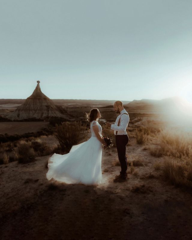 Ces deux amoureux ont choisi de s'échanger leurs vœux dans l'immensité du désert. Ils ont fait de cette journée une sacrée aventure ! Au programme : nuit en tente, road trip dans le désert et exploration de ces terres arides jusqu'au coucher de soleil. Un coucher de soleil doux et flamboyant devant lequel ils se sont lu des mots d'amour. Un spectacle unique pour ce moment intense en émotions.  Ils ont vécu une journée à leur image, remplie des choses qu'ils aiment partager ensemble : aventure, road trip, découverte de nouveaux paysages, camping.. Cette expérience leur a permis d’être complètement eux-mêmes et de faire de leur journée quelque chose qui les représente vraiment. Et wow que c'était beau et puissant, j'en ai encore la chair de poule rien qu'en y repensant et en regardant à nouveau ces images..  C'est pour cela que suis passionnée par les mariages intimistes et les elopements car ils permettent de créer une expérience de mariage 100% centrée sur VOUS, qui vous êtes en tant que personnes et en tant que couple. C’est la meilleure manière de vivre une expérience de mariage inoubliable, unique et intentionnelle.  La manière dont vous choisissez de vous marier a de l’importance. C'est VOTRE journée et ça compte vraiment. La façon dont VOUS choisissez de vous dire oui est VOTRE décision. Écoutez-vous, car la seule chose qui compte vraiment, c’est que votre mariage soit réellement et complètement centré sur VOUS. Chaque année, à l’occasion de votre date d’anniversaire de mariage, vous méritez de vous remémorer cette journée avec nostalgie, euphorie, et surtout sans aucun regret.  Laissez-moi être votre guide vers une expérience de mariage intentionnelle, qui vous ressemble. J’ai bien bien hâte d’apprendre à vous connaître et de vous aider à planifier cette belle aventure à deux, car oui, pour moi l’amour est une aventure. Et la journée du mariage est une sacrée nouvelle aventure à vivre ensemble !