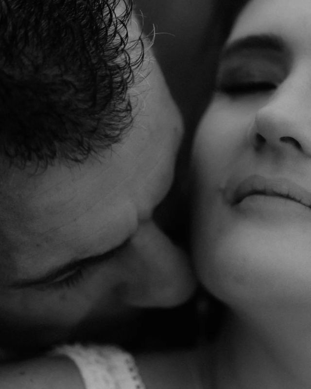 Connexion ✨  Pour capturer l’essence même de votre couple et de votre journée, il est essentiel que nous ayons un bon feeling ensemble. Vous vous sentirez alors à l’aise avec moi et pourrez être vraiment vous-mêmes. Avoir une belle connexion entre nous et une vision similaire de la journée est important car nous sommes une équipe avec un but commun : faire de votre journée une expérience de mariage unique et qui vous ressemble  !  J’aime quand vous me partagez votre histoire et votre vision de la journée car votre mariage me tient à cœur. Votre journée a de l’importance, elle compte pour moi, alors je mets toute mon âme dans les échanges que nous avons, les moments que nous partageons et les photos que je crée avec et pour vous. C’est vraiment un honneur et un bonheur de faire partie de votre journée et de la capturer pour vous. Je ne prends pas ce rôle à la légère.  J'ai hâte d'en apprendre un peu plus sur vous et votre projet ✨