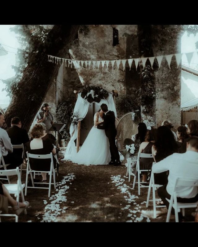 Ces deux amoureux sont arrivés à leur cérémonie main dans la main, et en sont sortis de la même manière, plus forts et amoureux que jamais ! Une cérémonie d'engagement tellement puissante en émotions fortes, entre éclats de rires et larmes d'amour. Je crois qu'on a tous pleuré ce jour-là..   Ce mariage avait une signification si spéciale et magique pour eux. Après avoir été chacun mariés à quelqu'un d'autre, après toute une vie de leur côté, ils s'étaient enfin trouvés. Et je me souviendrai toujours de ce que Fanny m'a dit dans le tout premier message qu'elle m'a envoyé : "Nous avons mis du temps à nous trouver mais le fil invisible qui relie 2 âmes sœur nous a tout de même permis de nous trouver."  Selon une ancienne légende, il y a un fil rouge intangible du destin qui relie deux personnes destinées à être ensemble. Ceux qui sont connectés sont liés indépendamment du temps, du lieu ou des circonstances. Rien ne peut briser ce fil invisible entre deux personnes qui sont censées être ensemble.   Ce lien les a emmené l'un dans la direction de l'autre sur le chemin de la vie, pour finalement se rencontrer, se retrouver. Un vrai mariage d'amour et de passion tel qu'ils le décrivent eux-mêmes. Et wow que c'est fort d'être témoin d'un tel moment ! Encore merci à ces deux amoureux de m'avoir partagé un moment si magique de leur histoire.